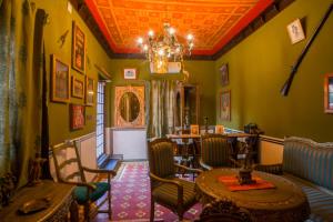 Posezení v ubytování Garrison at Dera Bagseu