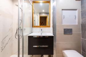 een badkamer met wastafel en douche bij Appartement 26 - 9 personnes in Les Allues +18 foto's