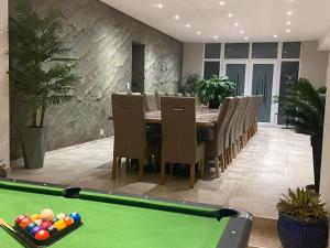 Biliár nebo kulečník v ubytování Gite De Groupe La Campagne