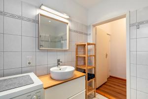 テンプリーンにあるIm Herzen Templins Obergeschossの洗面台と鏡のあるバスルーム