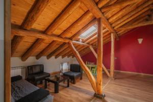 FrumalesにあるHoyal de Pinaresの木製の天井と梁出し天井のリビングルーム