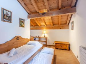 zwei Betten in einem Zimmer mit Holzdecken in der Unterkunft Duplex 4* rénové, animaux admis, proche centre Morzine - FR-1-754-19 in Morzine