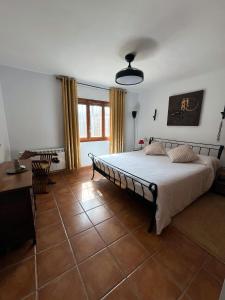 una camera da letto con un letto e un pavimento piastrellato di Beniarbeig a El Campello