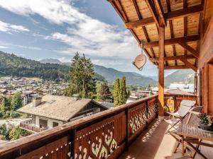 einen Balkon mit Stadtblick in der Unterkunft Duplex 4* rénové, animaux admis, proche centre Morzine - FR-1-754-19 in Morzine