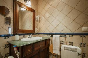 a bathroom with a sink and a mirror at El Desvan Del Brigante in Lerma +27 photos