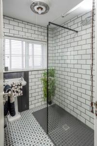 een badkamer met een douche met een glazen deur bij The Bunker House in Newquay