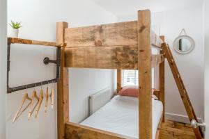 een stapelbed in een kleine kamer met een ladder bij The Bunker House in Newquay