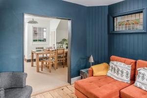 een woonkamer met een bank en een eetkamer bij The Bunker House in Newquay