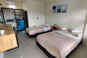 een kamer met twee bedden en een aanrecht in een kamer bij Samed Hotel in Ko Samed