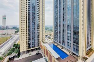 una vista aerea di due edifici alti con piscina di Art Inspired Apartment at Branz BSD 1BR a Samporo