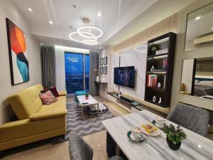 un soggiorno con un divano e un tavolo di Art Inspired Apartment at Branz BSD 1BR a Samporo