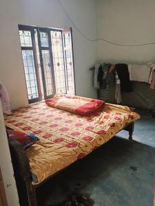 Postel nebo postele na pokoji v ubytování John Tharu Home Stay