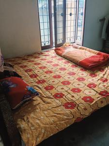 Postel nebo postele na pokoji v ubytování John Tharu Home Stay