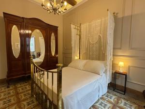 Ένα ή περισσότερα κρεβάτια σε δωμάτιο στο Monreal Boutique Townhouse - R024RM4