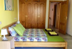 ein Schlafzimmer mit einem Bett und einem Tisch mit einer Lampe in der Unterkunft Vista Marina - 2 bedrooms sleeps 4 in La Herradura