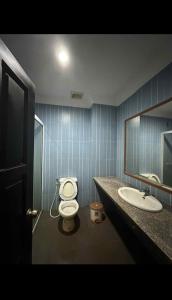 Un baño de RatanakCity hotel