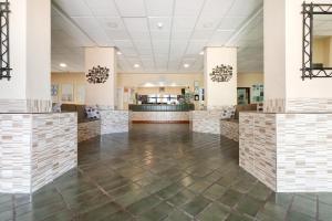 a lobby of a hospital with a waiting room at Estupendo Estudio En Castle Harbour in Los Cristianos