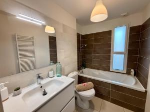 プロムールにあるVilla Des Sables - 50m De La Plageの洗面台、トイレ、浴槽を備えたバスルーム +32枚の写真