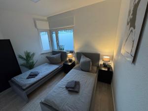 Postel nebo postele na pokoji v ubytování Frankfurter 21 Haus - 2 WE, 2 Küchen, 2 Bäder, 6 SZ, 19 Betten