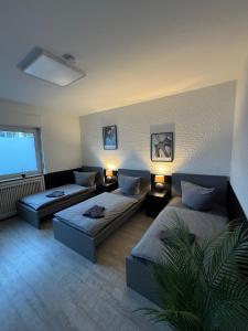 Posezení v ubytování Frankfurter 21 Haus - 2 WE, 2 Küchen, 2 Bäder, 6 SZ, 19 Betten