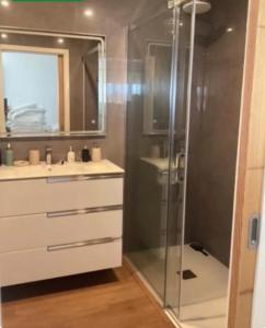 Un baño con ducha, lavabo y espejo. en Inspiration House, en Altares