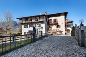 una casa con una valla delante en Casa Vacanza Le More, en Cares