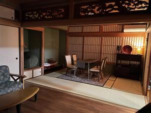 ein Esszimmer mit Tisch und Stühlen in der Unterkunft Namihaya Inn Hanon - Vacation STAY 69722v in Dejima