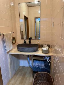 ein Badezimmer mit Waschbecken und Spiegel in der Unterkunft Namihaya Inn Hanon - Vacation STAY 69722v in Dejima