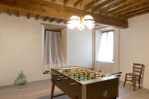 um quarto com uma mesa de matraquilhos num quarto em Corte Croce em Gonzaga