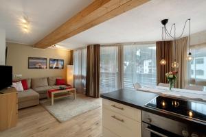 ラ・ヴィッラにあるCiasa Irene Dreizimmerwohnungのキッチン、リビングルーム(ソファ付)