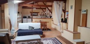 ein Wohnzimmer mit einer weißen Couch und einem Tisch in der Unterkunft Pey Sud in Sistels