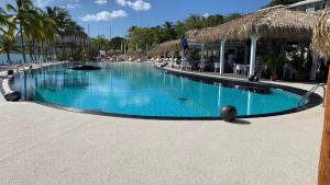 ル・ディアマンにあるTi-Cherry vue merのリゾートの隣にある大型スイミングプール