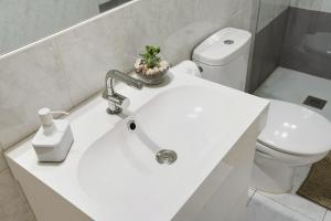 Un baño blanco con lavabo e inodoro. en Little Gem, en Cruce de Arinaga 12 fotos más