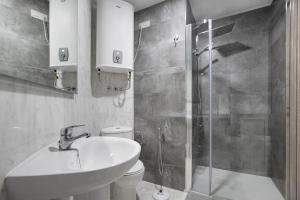 ein Badezimmer mit Toilette, Waschbecken und Dusche in der Unterkunft Plata Ático in Torremolinos + 17 Fotos