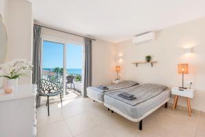 ミハスにあるRocas del Marのベッドルーム1室(ベッド1台付)、海を望むバルコニーが備わります。 +23枚の写真