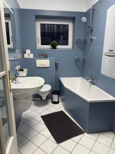 Koupelna v ubytování Frankfurter 21 Haus - 2 WE, 2 Küchen, 2 Bäder, 6 SZ, 19 Betten + 56 fotografií