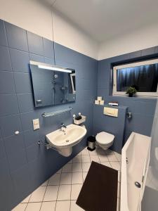 Koupelna v ubytování Frankfurter 21 Haus - 2 WE, 2 Küchen, 2 Bäder, 6 SZ, 19 Betten