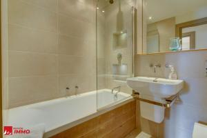 Alpine Chalet with Mountain Views 욕실 사진 48개 이상