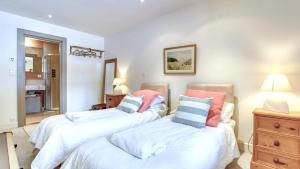 莱热Alpine Chalet with Mountain Views的带两张床和梳妆台的卧室