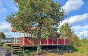 Vrt ispred objekta 1 Bedroom Awesome Home In Blomstermåla +12 fotografija