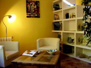 a living room with a table and two chairs at Sharíqua in Jérica