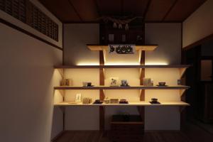 un estante en una habitación con tazas encima en Sion Hotel, en Hatsukaichi 31 fotos más