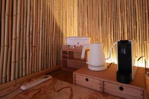 una habitación con una pared de madera con una mesa con una batidora en Sion Hotel, en Hatsukaichi