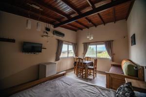 Un dormitorio con una cama, un escritorio y una mesa. en Soles de Belén, en Carpintería