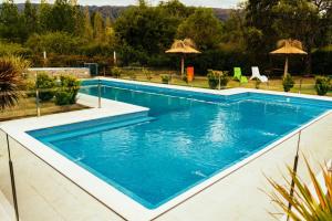 una piscina con agua azul en un patio trasero en Soles de Belén, en Carpintería