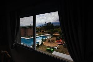 Una vista de una piscina desde una ventana. en Soles de Belén, en Carpintería