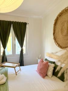 a bedroom with a white bed with pillows on it at Marukichan, apartamento en el centro de Vigo in Vigo