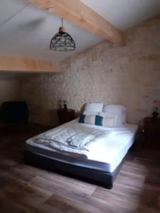 a bedroom with a bed in a room at Domaine du Val Bruant in Arc-en-Barrois