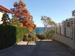 una pasarela a una casa con vistas al océano en 1BR Budget Apartment near Beach, en Constanţa