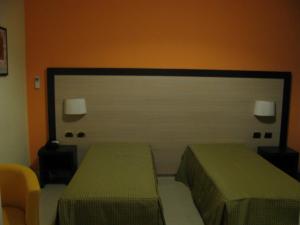 A bed or beds in a room at Albergo Roma Még 5 kép